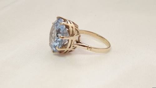 Vintage 9ct gold ring with blue stone